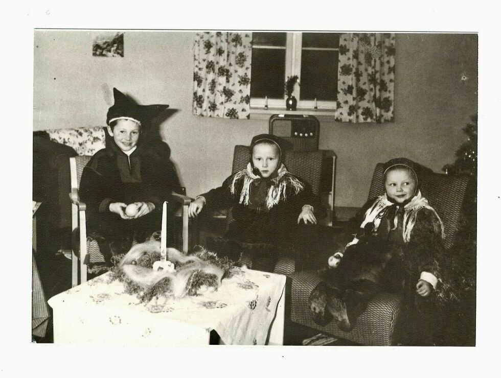 Mu viellja Johannes lea álgán vuostaš luohkkas Boršejohkii (Børselv). Mánát gurot beal rájes Johannes, Máret og Elisif leat bovddejuvvon juovllaguossái oahpaheaddji luhtte. 
(Govat: Privahta)
 Foto: Privat