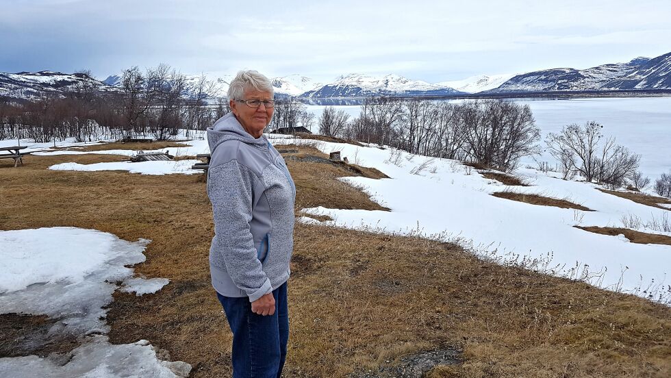Torsdag denne uken var det fortsatt stabilt med is på Tanaelva. Ragnhild Ravna observerer isforholdene ved Langnes og tror det er en stund igjen til isen går.
 Foto: Tom Hardy