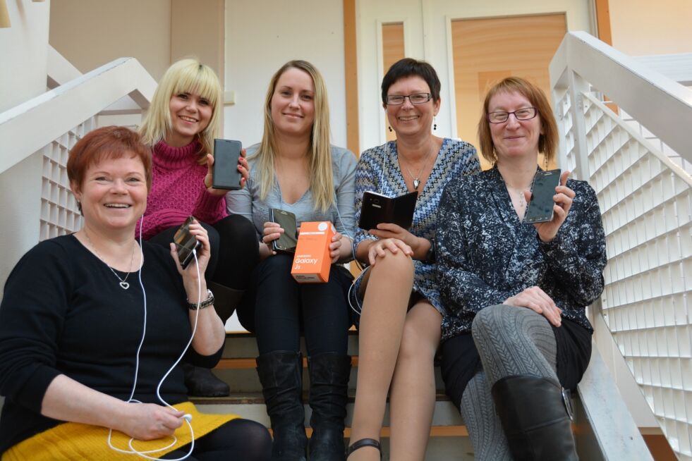 Randi Josefsen, Linn Carina Utsi, Aase Amundsen, Bente Olsen og Bjørg Eva Berg viser frem sine nye telefoner på rådhuset i Porsanger kommune.
 Foto: Kristin Marie Ericsson
