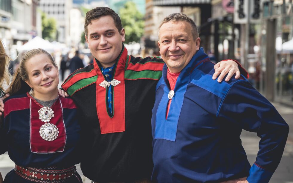 Bysamene Aili Guttorm, Piera Heaika Muotka og Tor Gunnar Nystad jubler for nyetablering ved Samisk hus.
 Foto: NSR