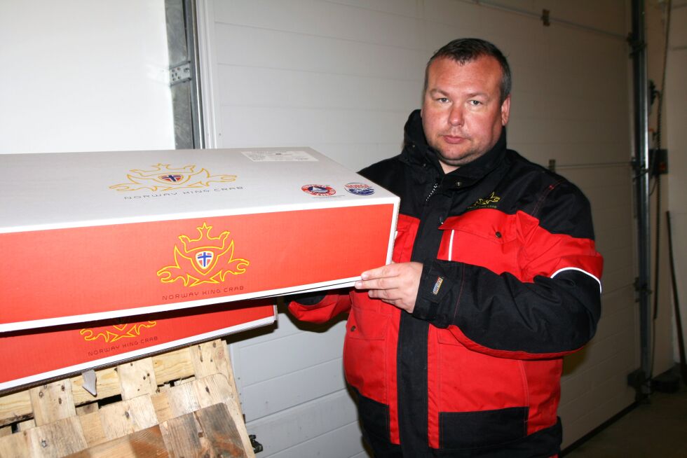 – I slike pakkestørrelser sendes krabben levende til markedet, sier Aleksander Johnsen.
 Foto: Bjørn Hildonen