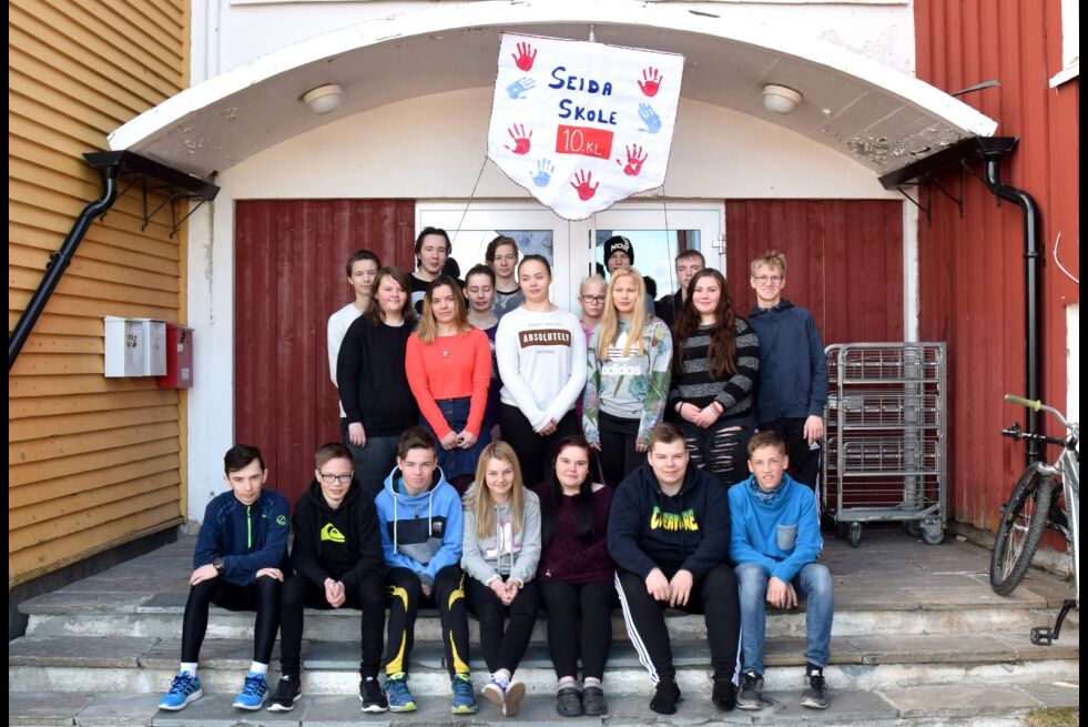 10 klasse ved seida skole:
Disse elevene står for den siste 17. mai-feiringen ved Seida skole. Fra venstre bak: Vilmer Pampin, A10 klasse ved seida skole:
Disse elevene står for den siste 17. mai-feiringen ved Seida skole. Fra venstre bak: Vilmer Pampin, Amalie Kolstrøm, Kevin Pettersen, Emilie Biti Jessen, Kristin Dervola, Lars-Henrik Hildonen, Ane-Vera Nilsen, Synne Margrethe Haagensen, Jørn-Arild Losoa, Annike Olsen, Chris Martin Andresen, Aina Mariell Store, Thomas Thorsen. Fra venstre foran: Edward Bokoro, Artor Hagerup, Simen Jessen, Henriette Nilsen Porsanger, Charlotte Mikkelsen Johansen, Hågen Remso og Andreas Sende Hansen.		malie Kolstrøm, Kevin Pettersen, Emilie Biti Jessen, Kristin Dervola, Lars-Henrik Hildonen, Ane-Vera Nilsen, Synne Margrethe Haagensen, Jørn-Arild Losoa, Annike Olsen, Chris Martin Andresen, Aina Mariell Store, Thomas Thorsen. Fra venstre foran: Edward Bokoro, Artor Hagerup, Simen Jessen, Henriette Nilsen Porsanger, Charlotte Mikkelsen Johansen, Hågen Remso og Andreas Sende Hansen.
 Foto: Tom Hardy