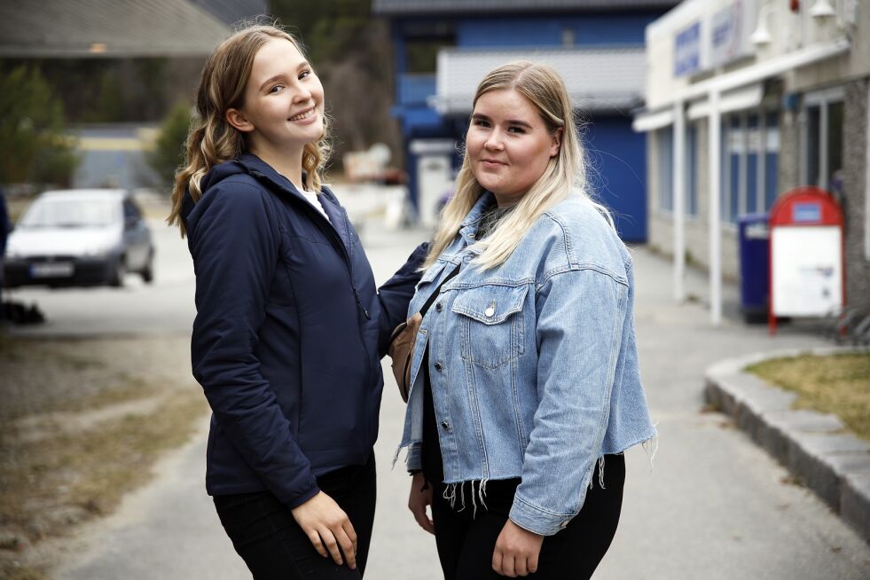 Vilde Angell Steffensen (19) og Áile Elisabeth Utsi (20) er fornøyd med reisen, men erkjenner at det var godt å komme hjem til norsk mat og frisk finnmarksluft.
 Foto: June  Helén Bjørnback