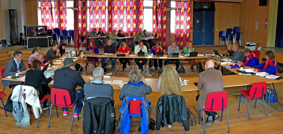Fylkesmannen i Finnmark kommer til kort i møtet med disse politikerne og administrasjonen i Karasjok kommune. Nå vil kommunalministeren selv snakke med denne gjengen.
 Foto: Stein Torger Svala