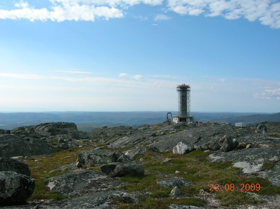 Bygging av vindmøller i vindfulle områder, som her ved Gáranas&#269;ohkka (497 m.o.h), gjerne feilaktig kalt Bugøynesfjellet vil eventuelt føre til mange protester, ikke minst fra reindrifta. Her er det en radar eller lignende under oppføring i 2009.
 Foto: Ivar W. Kaski
