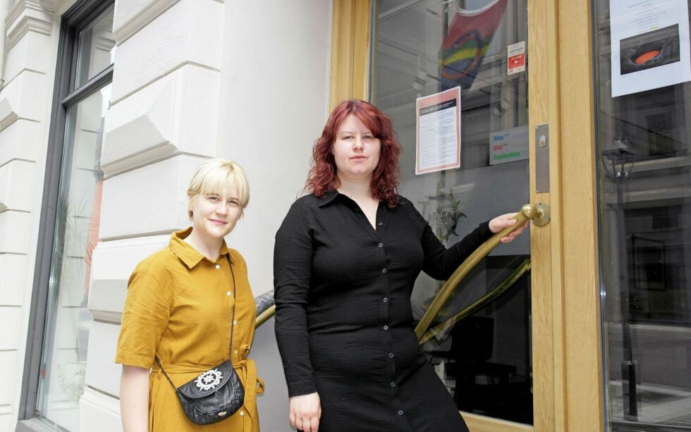 Elen Krogh Ravna og Erle Bårdsdatter Sæther er nestleder og leder i Saemien Studeenth Oslovisnie (Samisk studentforening i Oslo). Her står de foran inngangen til Samisk Hus.
 Foto: Steinar Solaas