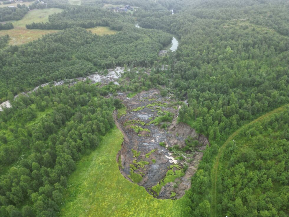 Bildet viser skredområdet som nå har laget en propp i Brennelva og mest sannsynlig har ført til en vannlekkasje.
 Foto: Porsanger kommune