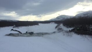 Se Forsvaret grave seg gjennom isen på Lakselva
