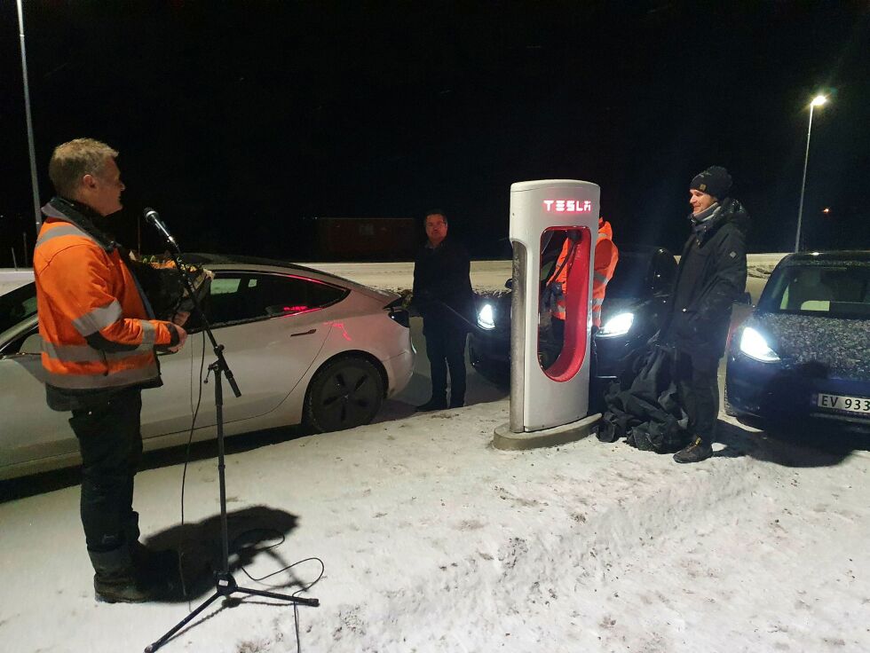 Kjell Bjarne Mietinen i Mietinen Maskin (til venstre) bivåner at ordfører Knut Store kobler til superchargeren i en Tesla elbil. Dermed er Finnmarks første supercharger for Tesla elbil i drift i Varangerbotn i Nesseby.
 Foto: Tom Hardy