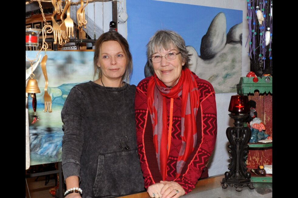 De to kreative damene Ursula Larsson og Edith Flåten driver butikken for moro skyld.
 Foto: Hannah Persen
