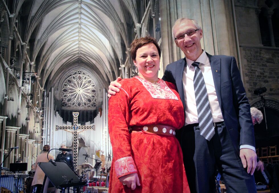 Fylkesvaraordfører Ragnhild Vassvik og hovedutvalgsleder for kultur og samferdsel, Geir Ove Bakken, etter jubileumsforestillingen «Viddarna inom mig» i Nidarosdomen.
 Foto: Nina Merete Austad