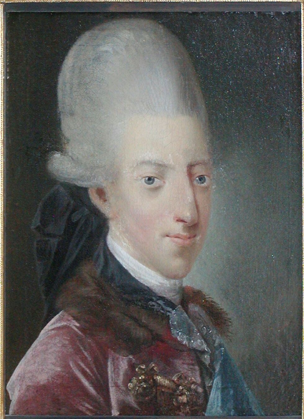 Enevoldskongen Christian VII, som regjerte Danmark-Norge fra 1766 til 1808, fikk allerede i ung alder diagnosen schizofren og tilbragte angivelig mer tid i dårlige kneiper i Københavns havneområder enn i regjeringskontorene. Han besøkte aldri Finnmark, og hadde neppe særlig kunnskap om amtet eller formening rettsforholdene der. Portrettet er malt av Jens Juel ca. 1775 og tilhører Det Nationalhistoriske Museum på Frederiksborg Slot (fri lisens).
 Foto: Fri lisens