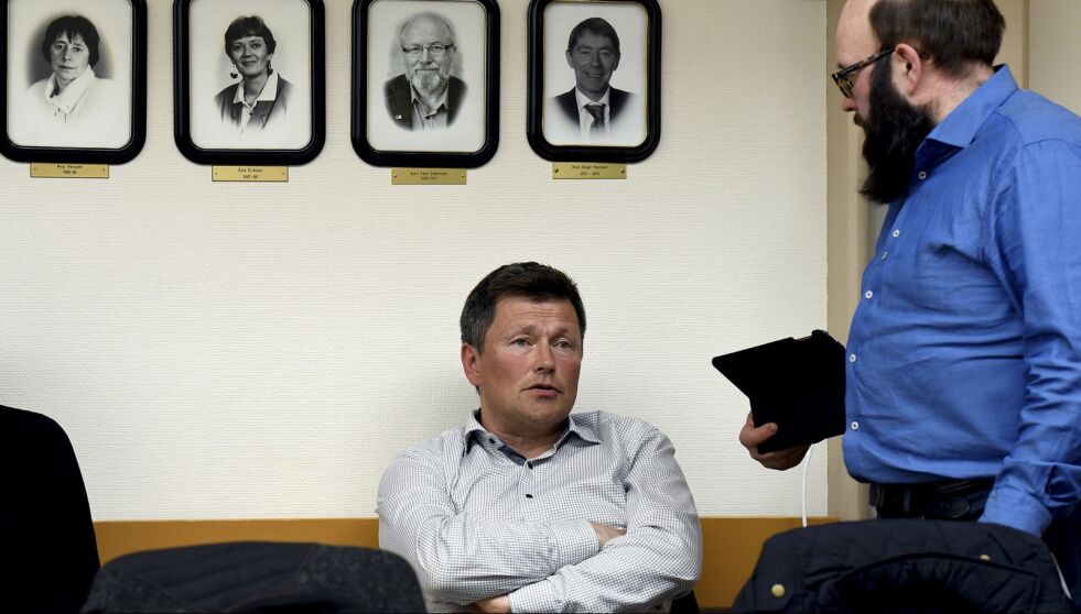 Rektor Knut johnny Johnsen (sittende) synes det er bra at skolen åpner igjen, men ser også store utfordringer ved regjeringens avgjørelse. Arkivfoto:Marius Thorsen