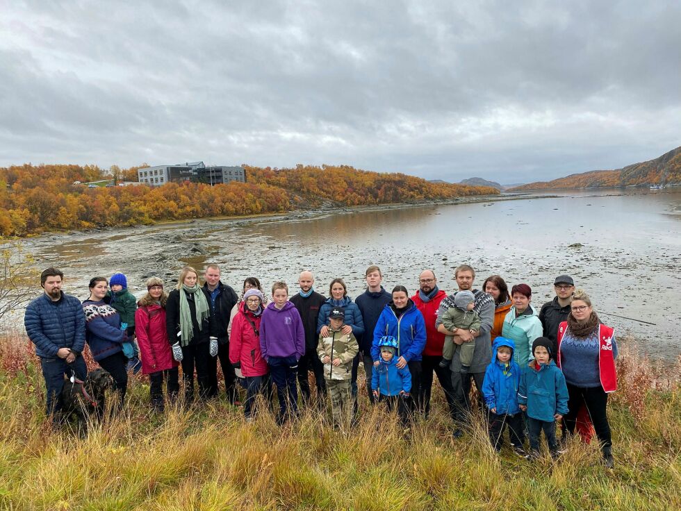 En rekke beboere fra Prestøya i alle aldre var lørdag samla inne i Prestøybukta for å markere sin motstand mot å fylle igjen bukta.
 Foto: Hallgeir Henriksen