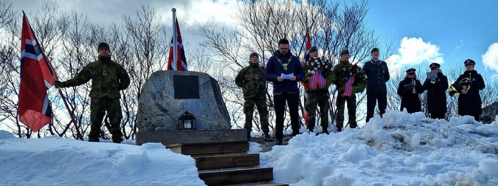 Ordfører Magnus Mæland i Sør-Varanger holdt en kort åpningstale før han la ned en krans ved monumentet.
 Foto: Hill Haga