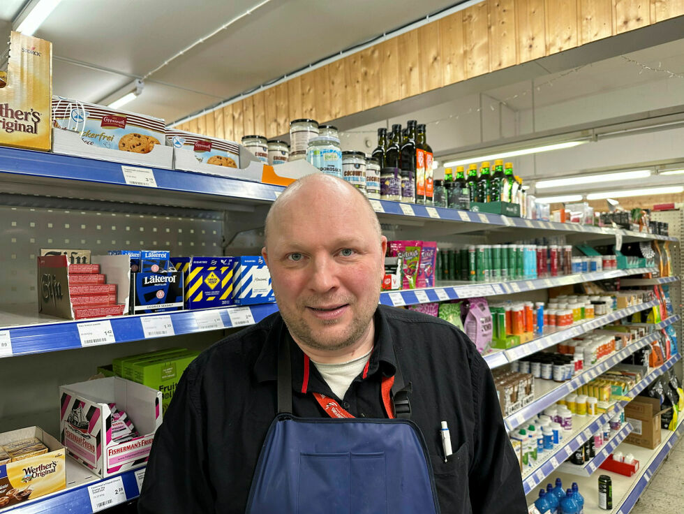 Kjøp­mann Jari Kekälä i Njäuddâm mer­ker lite til at nord­menn hand­ler min­dre grunn­et høy eu­ro­kurs.
 Foto: Hallgeir Henriksen
