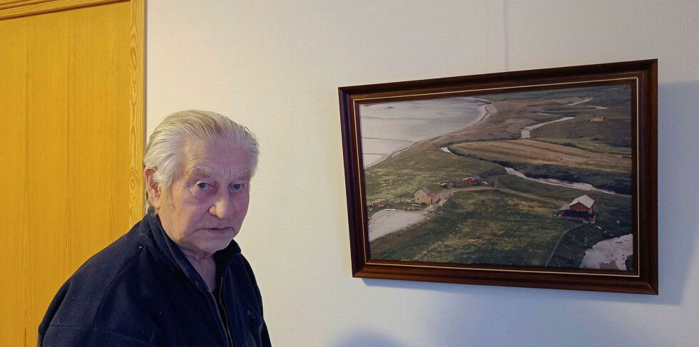 – Bare dette er Dážagieddi, sier Johan Josefsen og viser bildet av eiendommen sin i Kjæs/Keisá.
 Foto: Hanne Klemetsen