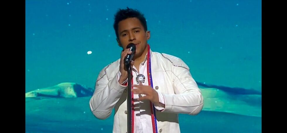 Jon Henrik Fjällgren driver hovedsakelig med reindrift, men er også artist. Lørdag deltok han igjen i Melodifestivalen.
 Foto: Skjermbillde fra SVT