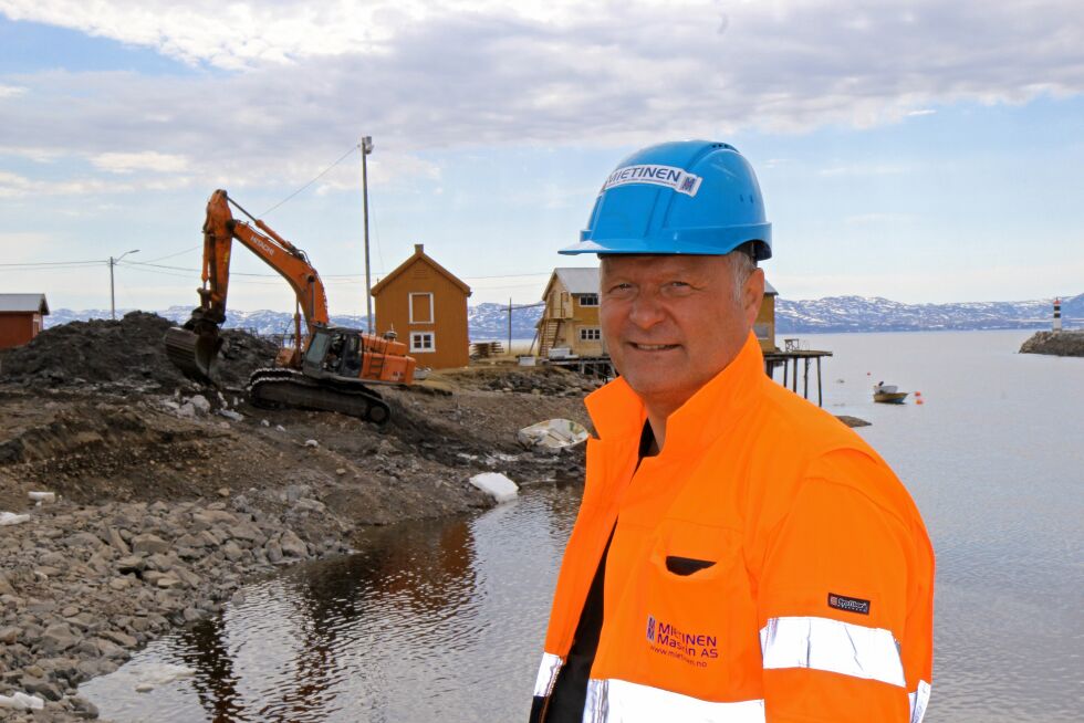 Kjell Bjarne Mietinen forteller at mudringsarbeidet i den nye småbåthavna i Vestre Jakobselv har gått som planlagt.
 Foto: Torbjørn Ittelin