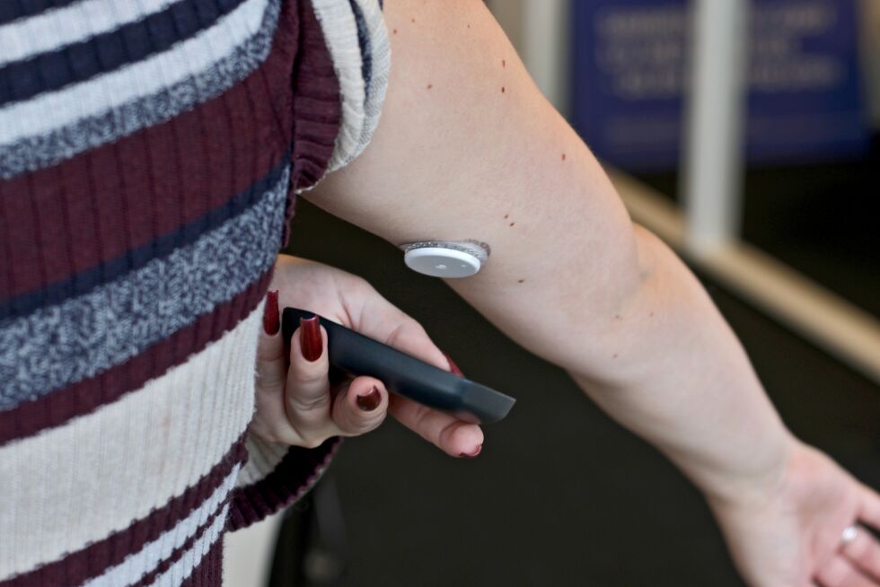 Sensoren festes på armen og skannes med en avleser.
 Foto: Diabetesforbundet