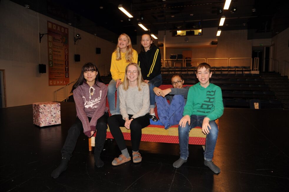 Isabella Kollstrøm (fra venstre), Tirill Bønå, Hannele Kjølås, Ingunn Kristina Kjølås Halvari (sittende foran fra venstre), Kristoffer Berera og Lubo Petrov fra kulturskolen i Tana setter opp «Klassepesten». Foto: Birgitte Wisur Olsen
 Foto: Birgitte Wisur Olsen