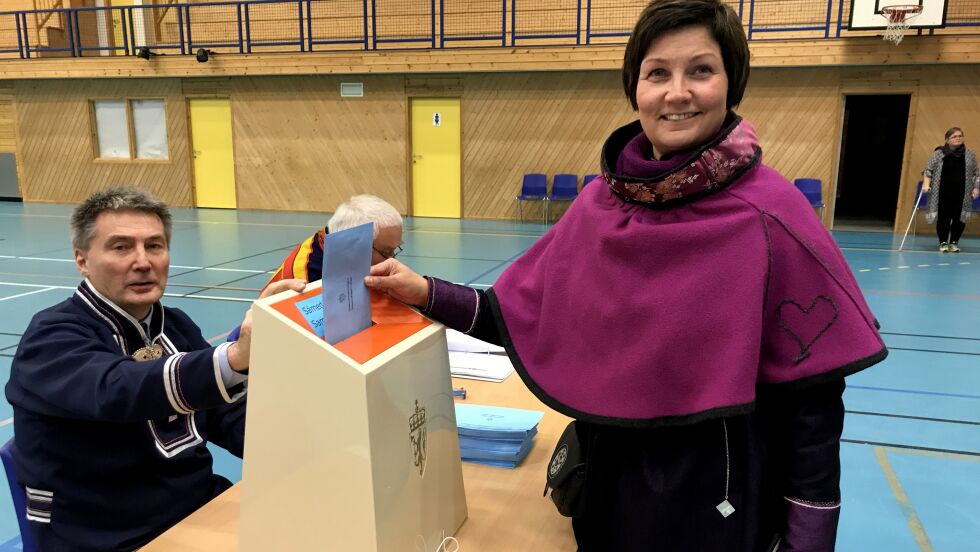 Aili Keskitalo fra NSR er valgets vinner. Her avleverer hun sin stemme i Kautokeino søndag.
 Foto: NSR