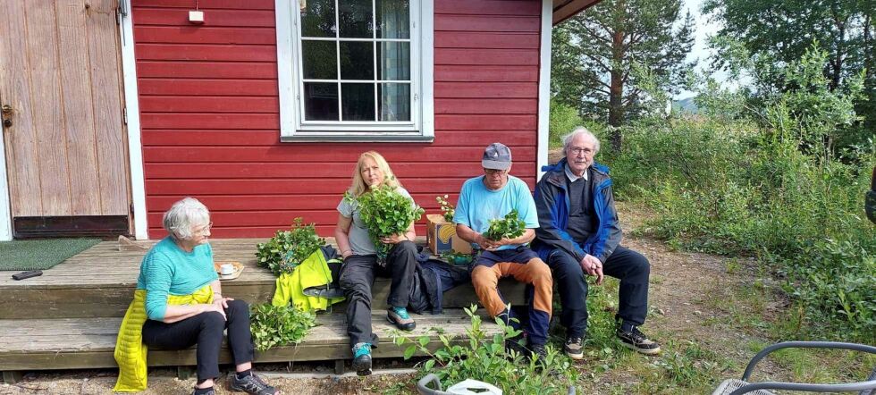 Linda og Dagny Rogn­mo var svært for­nøyd med å ha lagd seg badelime med hjelp av kurs­hol­der Stein Arild Je­ri­jær­vi. Spleis-kursholder Odd Myhre til høyre.
 Foto: Marie Kemi Rein/Skoltesamisk museum