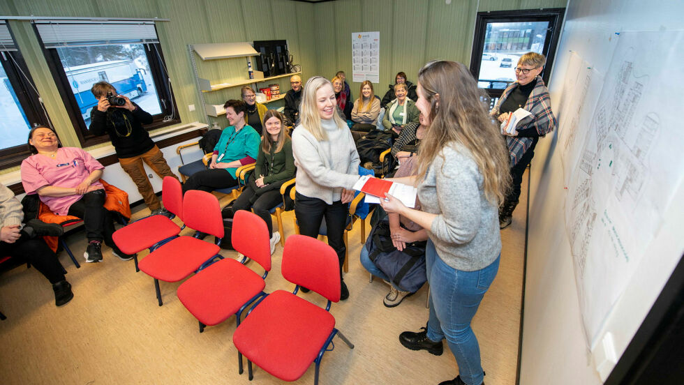 Heidi Vikan deler ut nordsamiske og norske versjoner av brosjyren på Karasjok helsesenter.
 Foto: Cecilie Bergan Stuedal