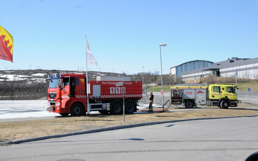 I det fine vårværet tirsdag, benytta brannfolka i Kirkenes anledningen til å fylle opp brannbilene med vann fra Førstevannet. Foto: Hallgeir Henriksen