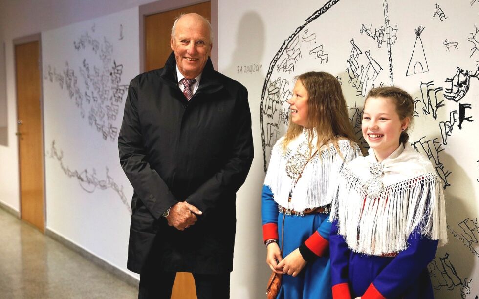 Kong Harald kommer til Kautokeino. Dette bildet er fra språkuka i 2019, da kongen besøkte Karasjok og ble guidet av Jana Linneá Sara Gulsrud og Mia Cecilie Siri Anti. Arkivfoto: June Bjørnback