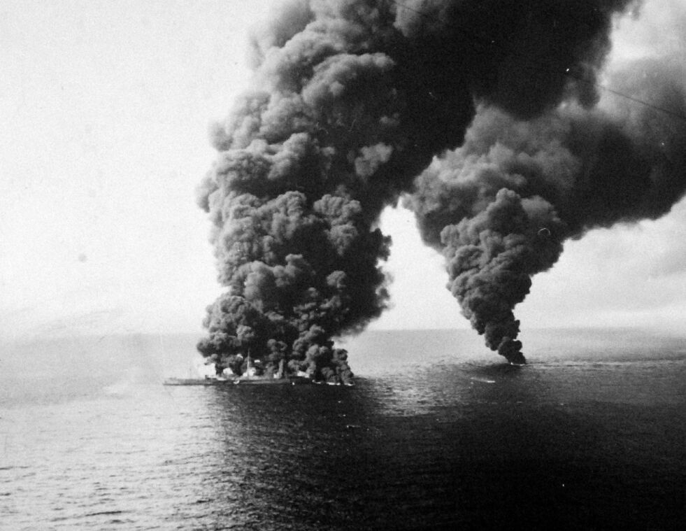 Bildet viser et alliert tankskip i flammer etter å ha blitt truffet av torpedoer. Foto: Via National History and Heritage Command.