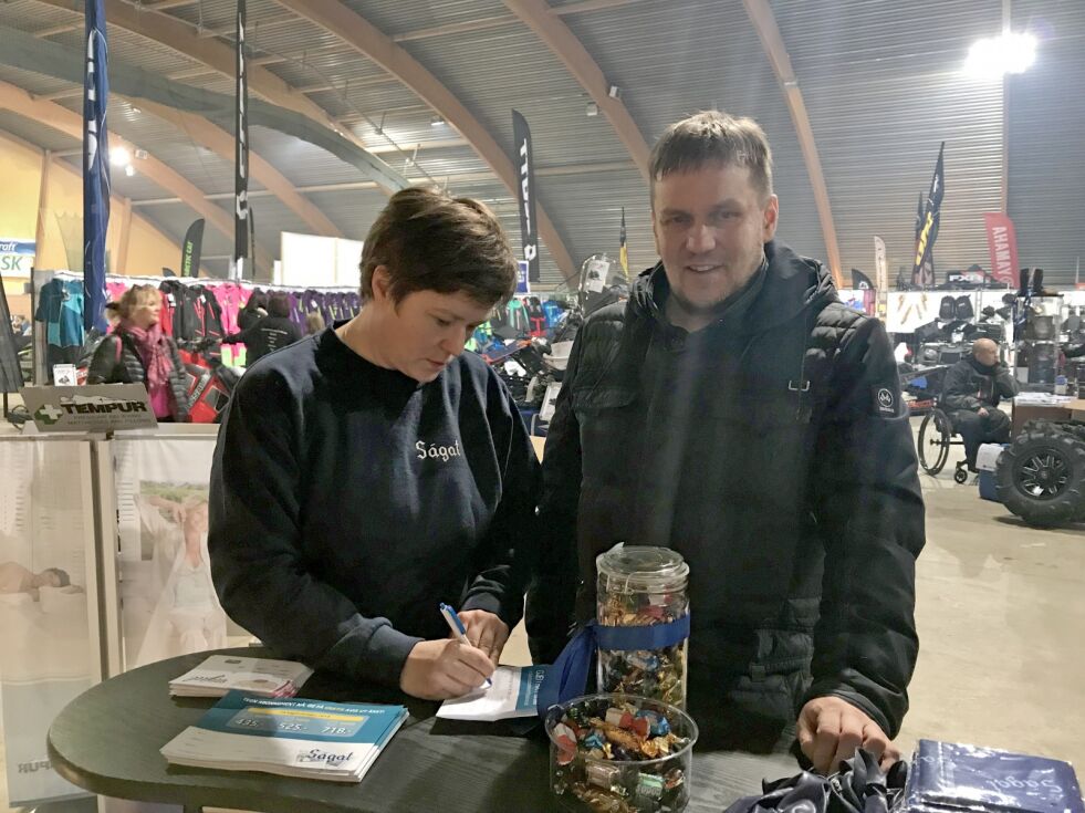 Heidi Boland leverer glasset med twist til Kjetil Sørensen, og skriver samtidig ned hans adresse, slik at han får avisa hjem til seg. Sørensen vant i tillegg til twisten et kvartalsabonnement på Ságat.
 Foto: Kristin Marie Ericsson
