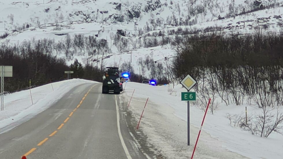 Midt på dagen torsdag kjørte en bil inn i en annen på E6 ved Høybuktmoen, og veien ble sperra.
 Foto: Sander Larsson