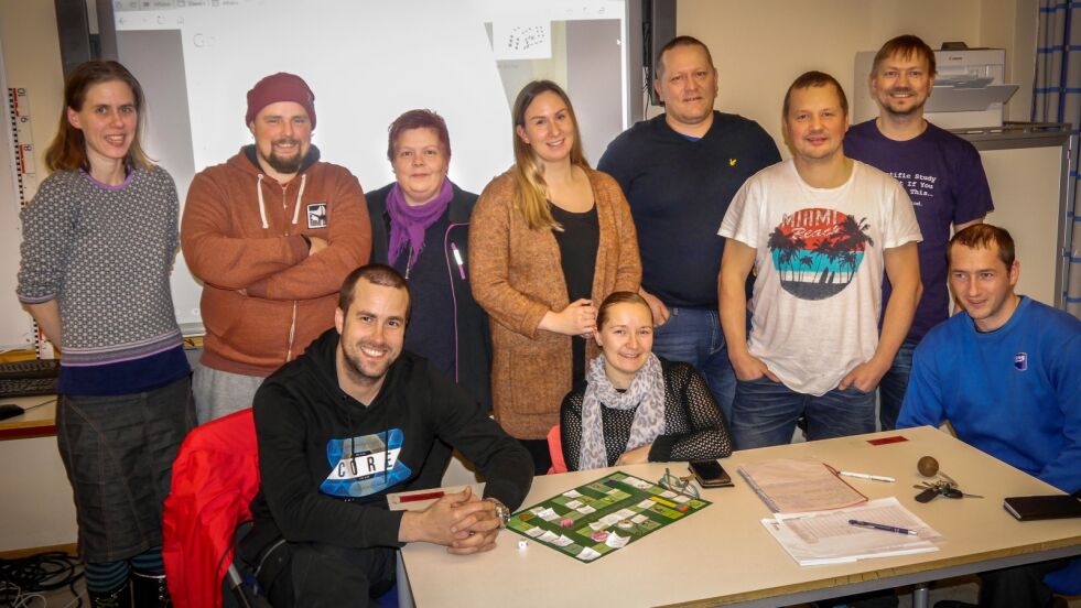 Her er noen av elevene som for tiden går på kurs for å lære samisk i Nordkapp. Fra venstre bak lærer Kristine Tjåland Braut, Armin Bær, Britt Karin Hansen, Marion B. Vian, Tor Mikkola, Raymond Aikio og Fred Gjøran Kåven Einvik. Sittende foran fra venstre Daniel E. Mikkelsen, Merethe Kristin Mikkelsen og Per Andersen.
 Foto: Geir Johansen