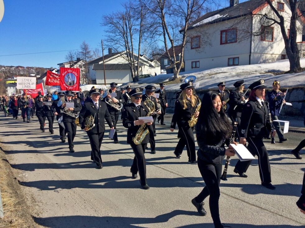 Mange møtte til å gå i tog i Kirkenes, og Samfundshuset var fullstendig stappfullt. Frode Berg fikk sin egen omdiskuterte parole. Rundt 40 personer gikk her, men tallet var varierende gjennom toget.
 Foto: Aurora Møllersen