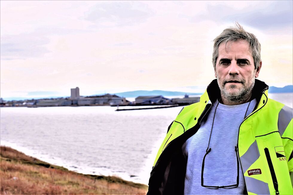 Ståle Karlsen håper å få i gang drift i de gamle lokalene til sildoljefabrikken på Vadsøya ( i bakgrunnen).
 Foto: Bjørn Hildonen