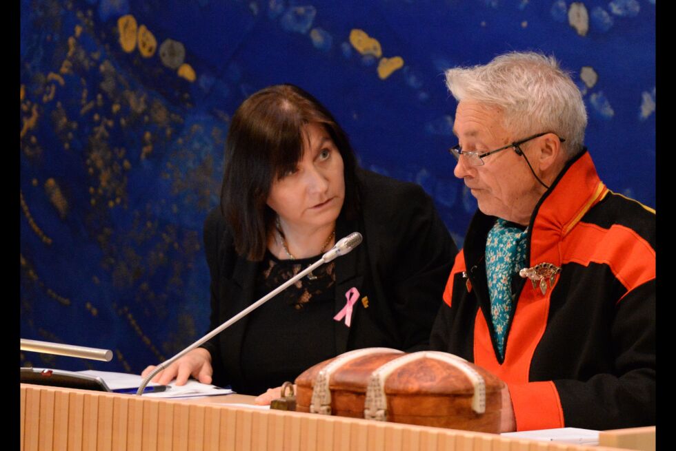 Aud Marthinsen (FrP) ikke fornøyd med Sametinget og klager på kaos. Her leder hun plenumsmøtet sammen med Mathis Nilsen Eira (NSR).
 Foto: Steinar Solaas