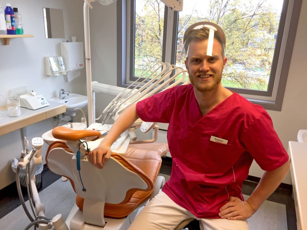 Kristian Ytreland fra Hesseng har siden i høst jobbet som tannlege hos tannlege Roger Daldorff i Kirkenes, og stortrives med det.
 Foto: Hallgeir Henriksen