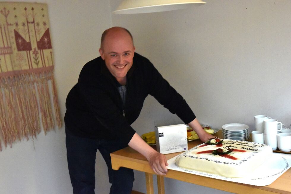 Arnulf Sandvik kan overfor Ságat fortelle at han var rimelig sikker på at vedtaket ville gå i Solbråtts favør og spanderte derfor også kake på kommunestyremedlemmene etter at vedtaket var i boks.
 Foto: Bjørn Arne Johansen
