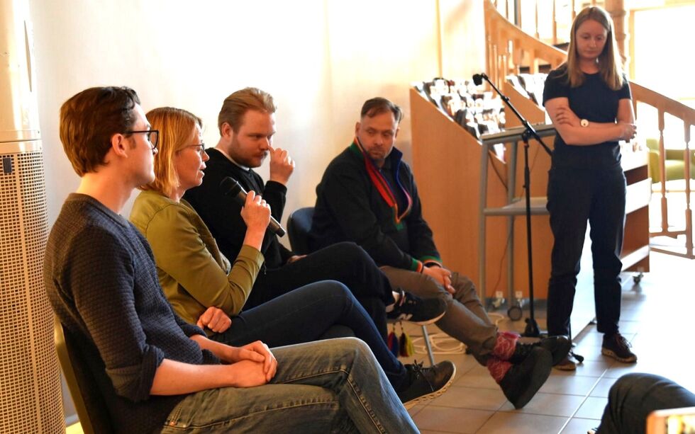 Andreas Randøy (fra venstre) fra Greenpeace, Toril Inga Røe Utvik fra Equinor, Jørgen Næss Karlsen fra Naturvernforbundet, Vidar Andersen fra NSR og Therese Hugstmyr Woie fra Naturvernforbundet som ledet spørsmålsrunden på onsdagens folkemøte om det planlagte Wisting-feltet.
 Foto: Cecilie Ditløvsen