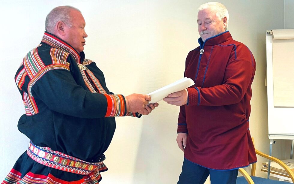 Andejaktutvalget, med leder Johan Henrik Buljo, overleverte i begynnelsen av mai rapporten med navn Lodden – en kulturbærende sedvane i Guovdageaidnu, til Kautokeino kommune ved ordfører Hans Isak Olsen (Dálon). Olsen ser søksmål mot staten som mulig scenario. Foto: Nils Johan Vars/Ávvir.