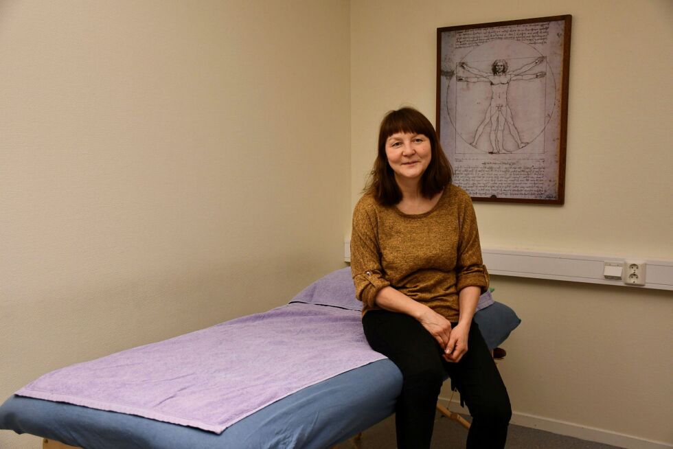 På denne benken har utallige fått behandling av Anita. Hun er glad over å kunne hjelpe andre til en bedre helse – og med det en bedre hverdag.
 Foto: Irene Andersen
