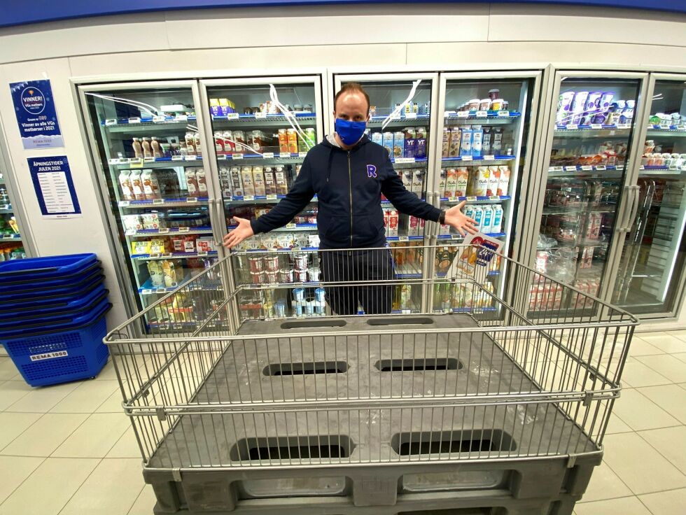 Lars Haugli på Rema-butikken i Lakselv konstaterte at 150 kilo reinhjerter fra leverandøren Min Boazu forsvant i løpet av to minutter. Foto: Roger Albrigtsen