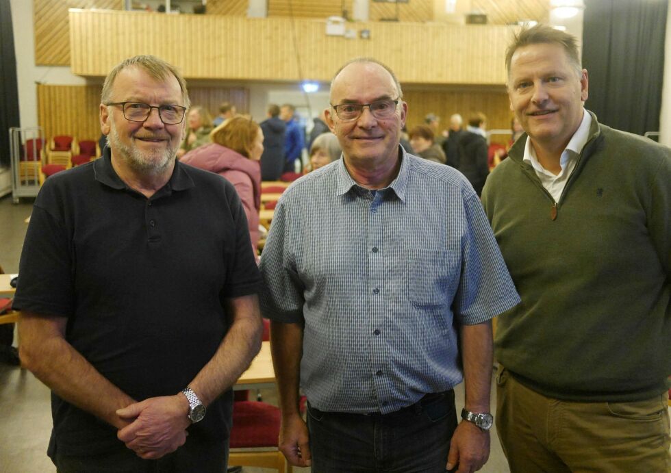 Bengt Altmann (til venstre) og Arve Andersen (i midten) fra prosjektgruppa for ny svømmehall i Nordkapp, hadde med seg Stig Eide fra SE Arkitekter (til høyre) for å fortelle folk om planene for ny svømmehall på rådhusplassen.
 Foto: Geir Johansen