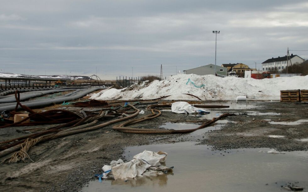 Slik så det ut på området på Øya i Vadsø under befaring 8. mai. Dette skal nå være ryddet opp.
Begge foto: Fylkesmannen i Troms og Finnmark