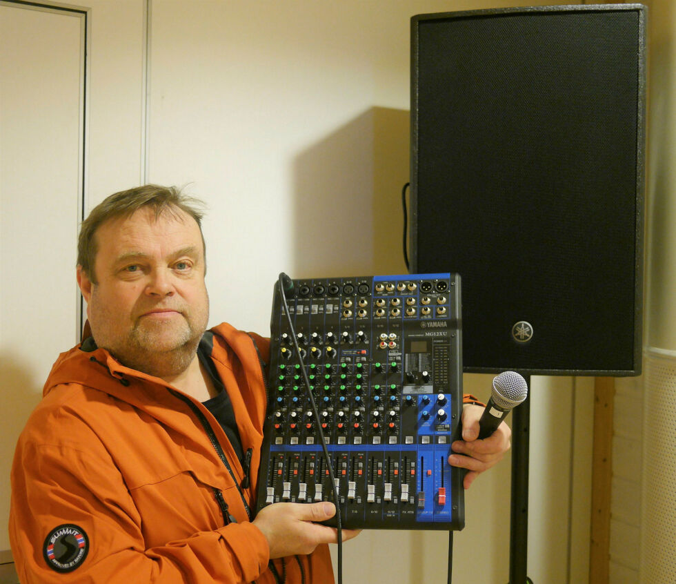Kirkeverge Reidar Johansen viser frem miksebord og høyttaler for det nye lydanlegget man har kjøpt inn til menighetshuset.
Foto: Geir Johansen