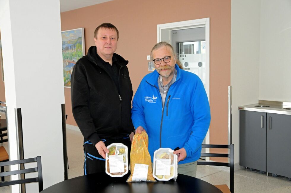 Ken Albert Abrahamsen (til venstre) og Kurt Wikan mener middagsmaten fra Kirkenes storkjøkken må bli bedre, slik at den blir mer fristende å spise.
 Foto: Hallgeir Henriksen