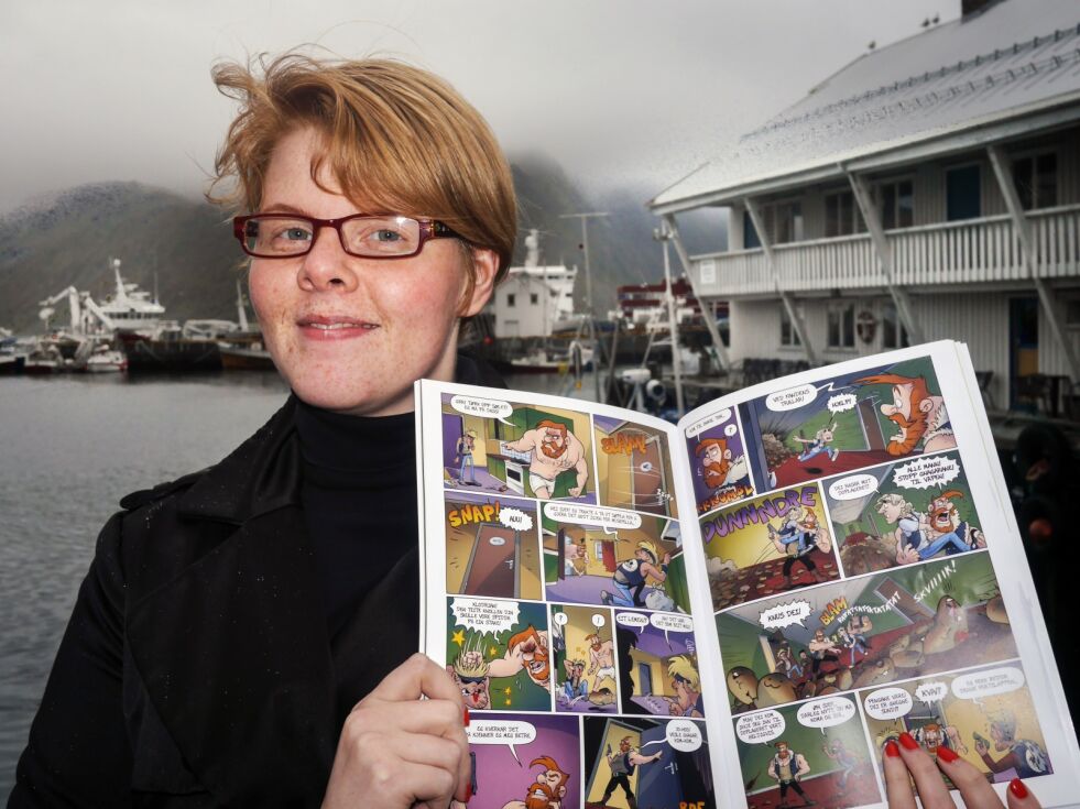 Regine Toften Holst fra Honningsvåg arbeider som serietegner. Her holder hun opp et eksemplar av tegneseriebladet «7», som hun har tegnet i.
 Foto: Geir Johansen