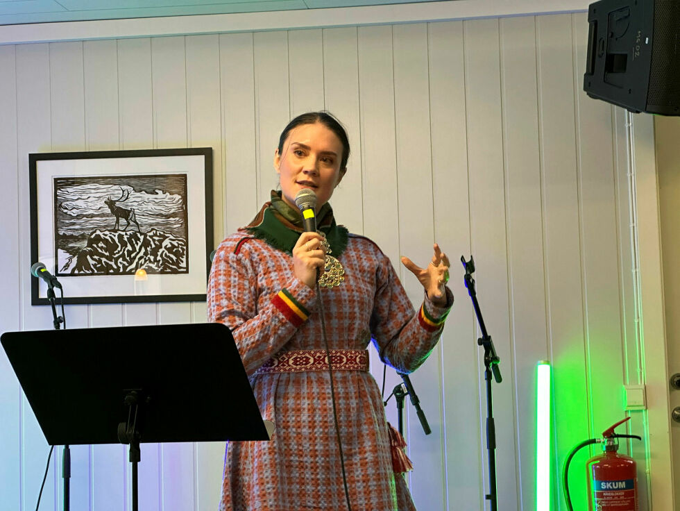 Med vidd, snert, ironi og kløkt ble finalen i arrangementet i Bugøyfjord med standupkomiker Isalill Simonsen Kolpus i storform det desiderte høydepunktet.
 Foto: Hallgeir Henriksen