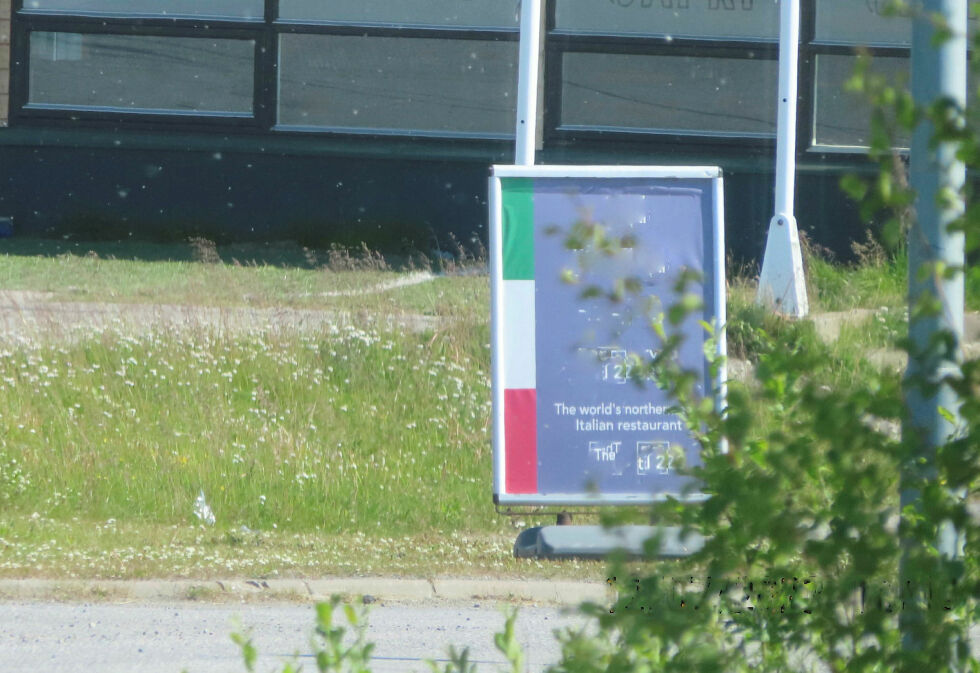 Det er klare regler for hvor reklameskilt kan plasseres i forhold til trafikkbildet, og det skal søkes om å få plassert slike skilt. Dette skiltet i Varangerbotn er etter Statens vegvesen sin vurdering ikke plassert i henhold til regelverket, og eier har fått varsel om fjerning.
 Foto: Privat